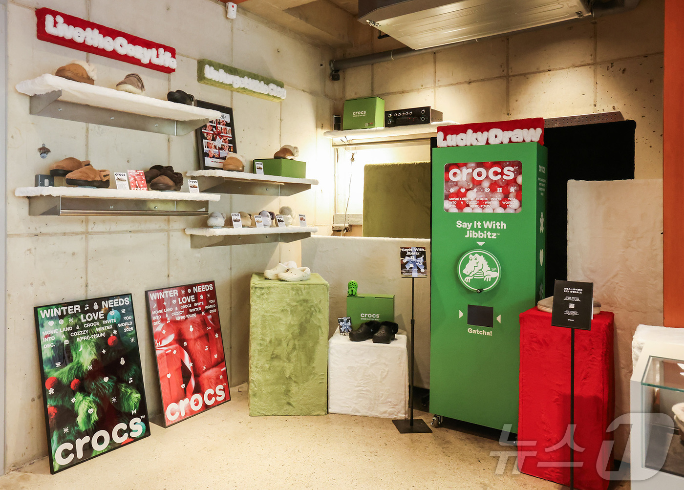 (서울=뉴스1) = 12월 5일부터 7일까지 서울 성수동 무비랜드(Movie Land)에서 진행하는 크록스 팝업 ‘사랑이 필요한 계절’(WINTER NEEDS LOVE) 현장에서는 …