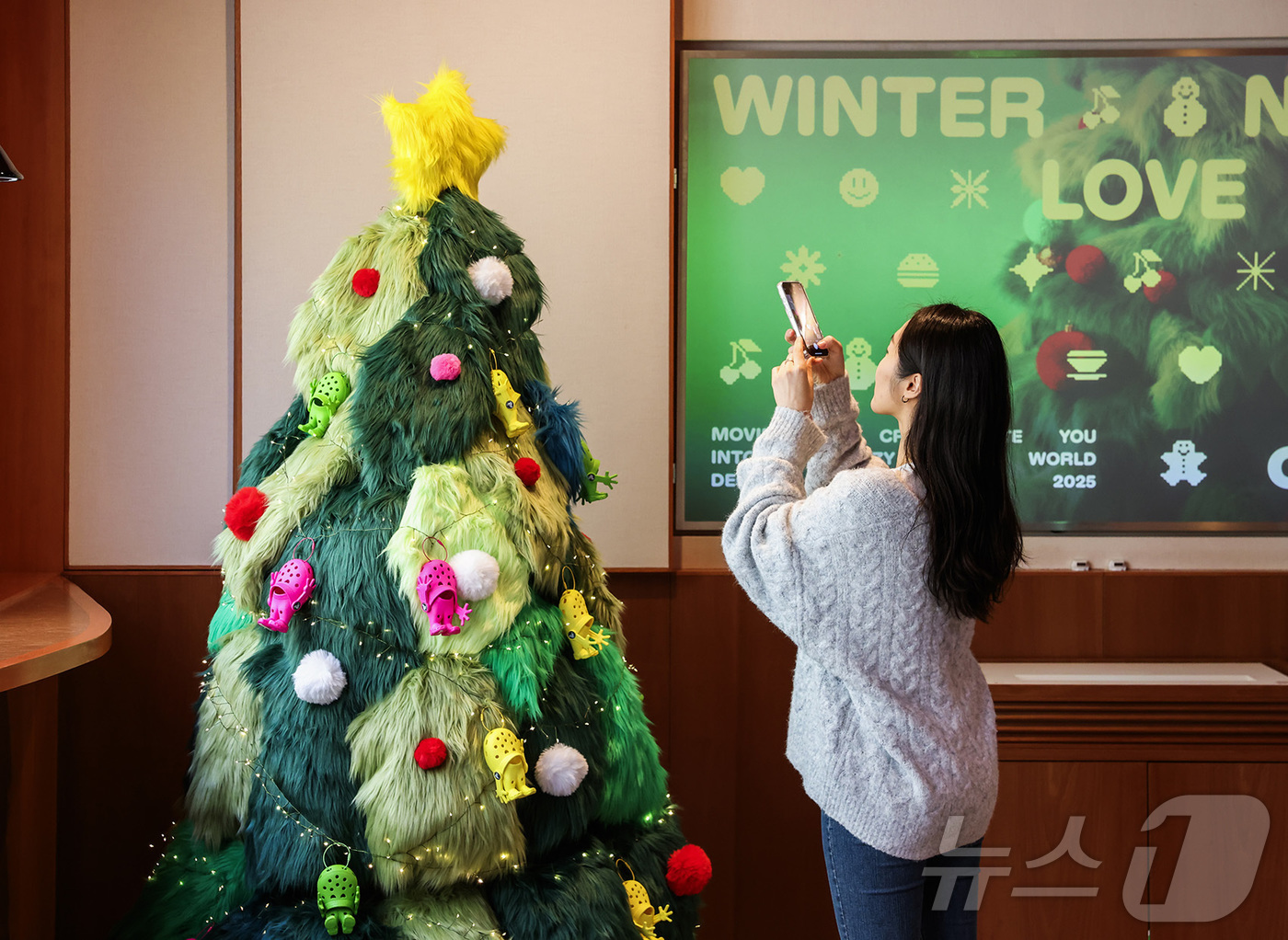 (서울=뉴스1) = 12월 5일부터 7일까지 성수동 무비랜드(Movie Land)에서 진행하는 크록스 오프라인 캠페인 ‘사랑이 필요한 계절’(WINTER NEEDS LOVE) 현장 …