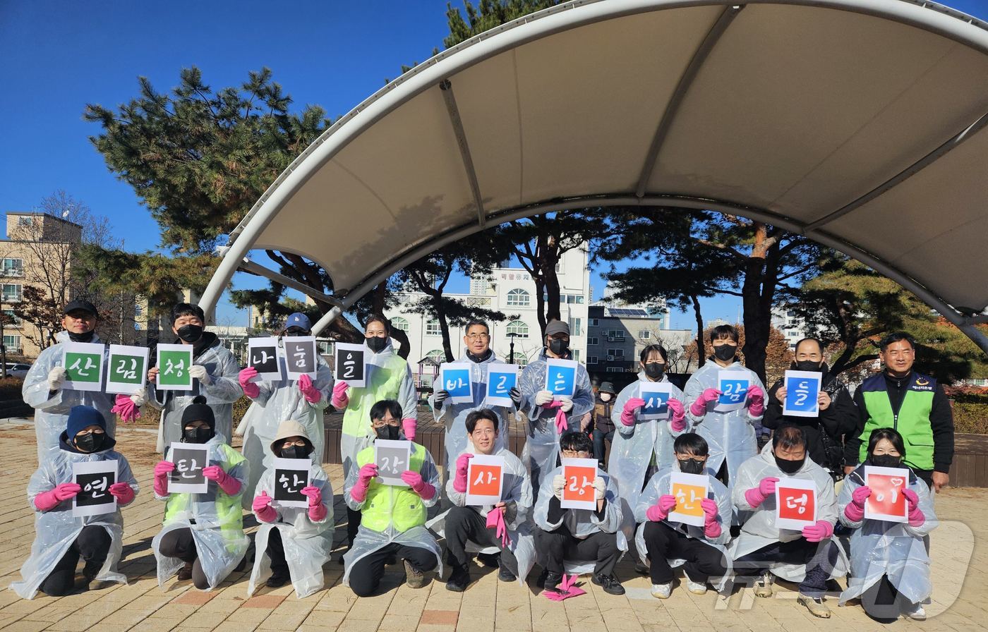 (대전=뉴스1) 이동원 기자 = 산림청 봉사동호회 "나눔을 바르는 사람들"(회장 하지수 산림자원과장)은 5일 대전 대덕구 덕암동에서 장애인가구, 한부모가구 등 지역 소외계층에 연탄 …