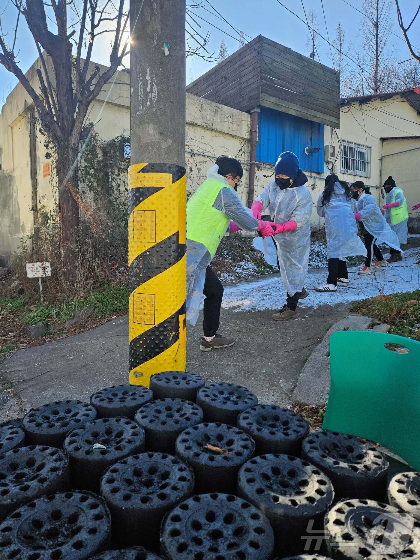(대전=뉴스1) 이동원 기자 = 산림청 봉사동호회 \"나눔을 바르는 사람들\"(회장 하지수 산림자원과장)은 5일 대전 대덕구 덕암동에서 장애인가구, 한부모가구 등 지역 소외계층에 …