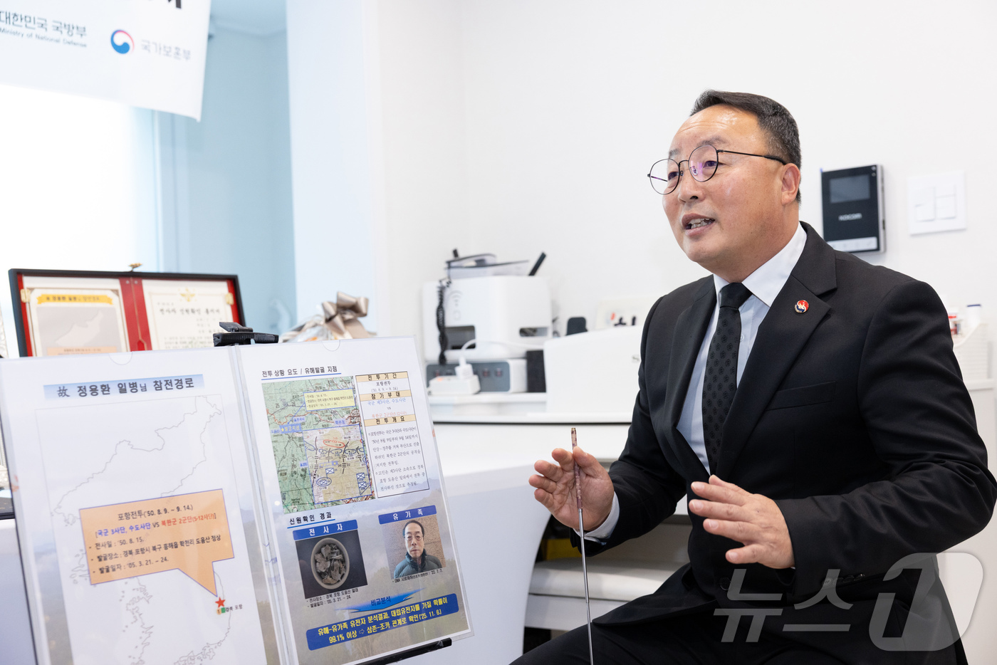 (서울=뉴스1) = 조해학 국방부유해발굴감식단장 직무대리(육군 중령)가 5일 서울 강남구 유가족 자택에서 열린 '故 정용환 일병 호국의 영웅 귀환 행사'에 참석한 유가족에게 故 정 …