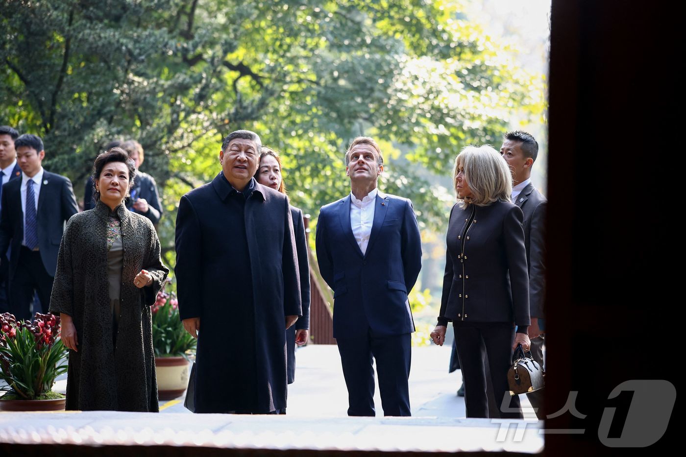 (AFP=뉴스1) 정은지 특파원 = 시진핑 중국 국가주석 부부와 에마뉘엘 마크롱 프랑스 대통령 부부가 5일 쓰촨성 청두 유네스코 세계문화유산 유적지인 두장옌을 방문했다. 2025. …