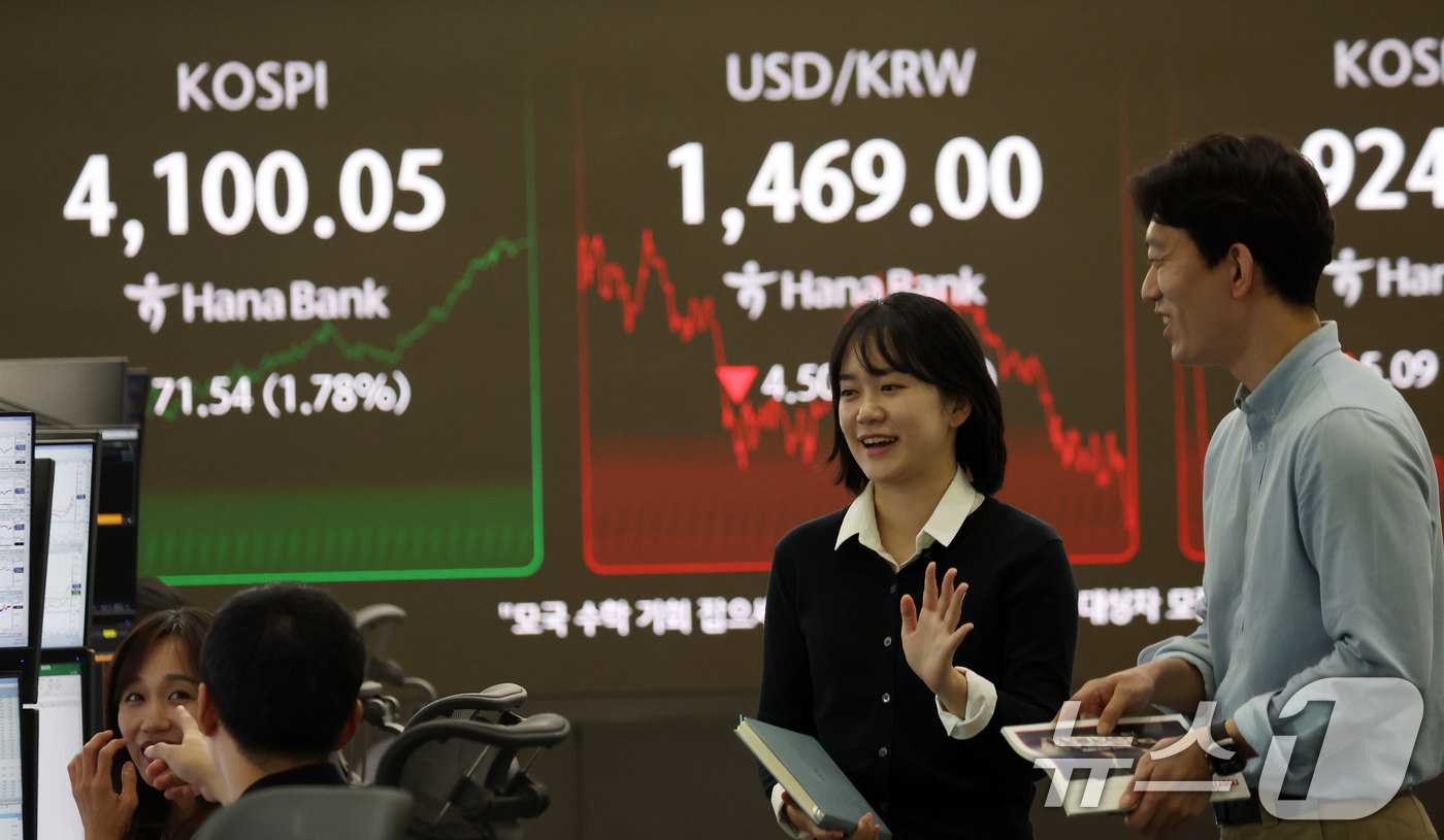 (서울=뉴스1) 김명섭 기자 = 5일 오후 서울 중구 하나은행 딜링룸 전광판에 시황과 원달러 환율이 보이고 있다. 이날 코스피 지수는 전 거래일 대비 71.54포인트(1.78%) …