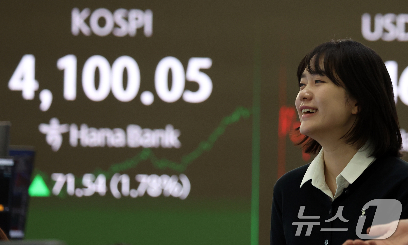(서울=뉴스1) 김명섭 기자 = 5일 오후 서울 중구 하나은행 딜링룸 전광판에 시황과 원달러 환율이 보이고 있다. 이날 코스피 지수는 전 거래일 대비 71.54포인트(1.78%) …