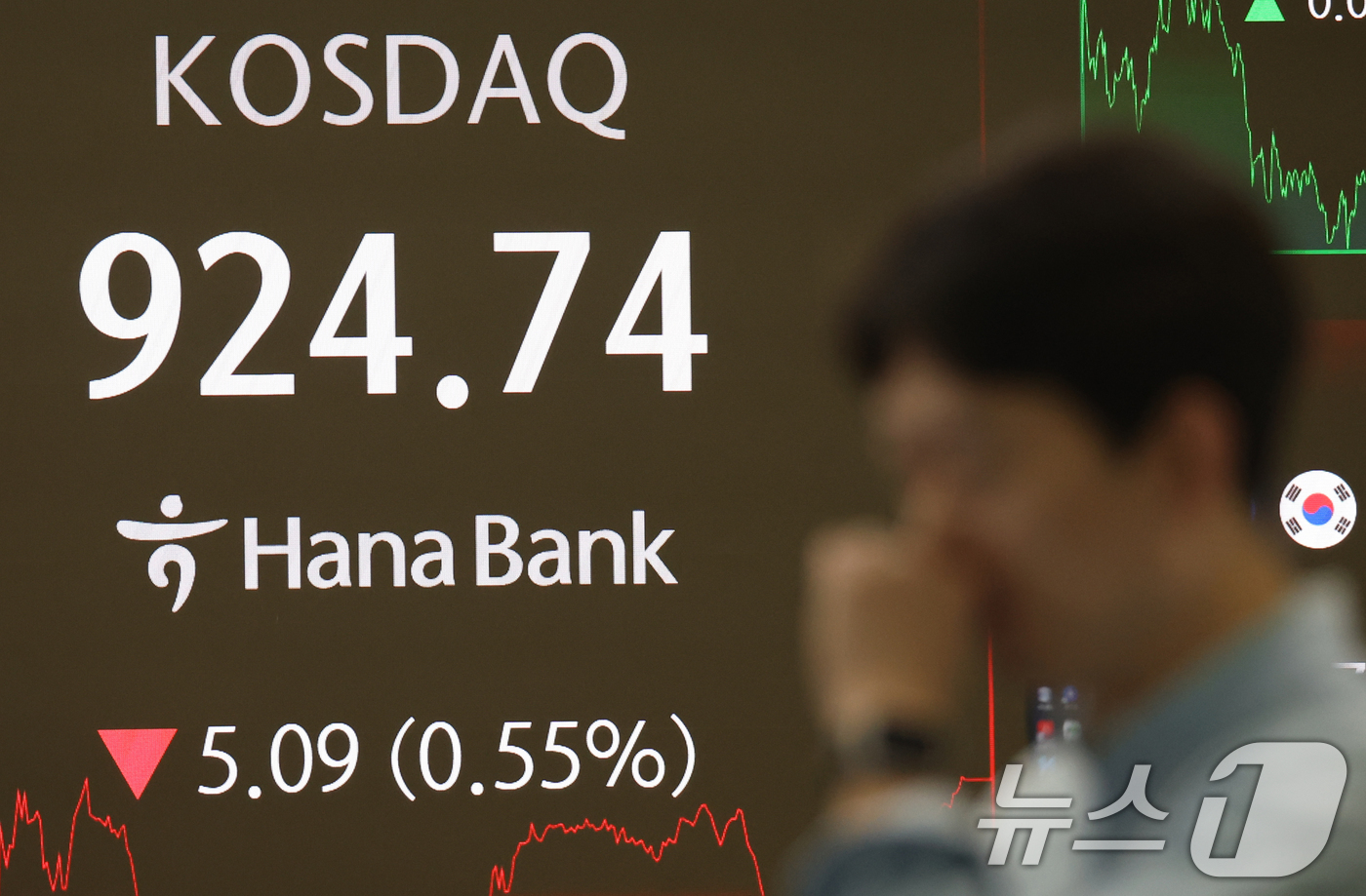(서울=뉴스1) 김명섭 기자 = 5일 오후 서울 중구 하나은행 딜링룸 전광판에 시황과 원달러 환율이 보이고 있다. 이날 코스피 지수는 전 거래일 대비 71.54포인트(1.78%) …