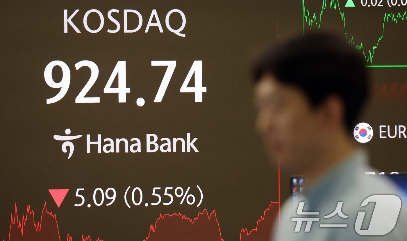 (서울=뉴스1) 김명섭 기자 = 5일 오후 서울 중구 하나은행 딜링룸 전광판에 시황과 원달러 환율이 보이고 있다. 이날 코스피 지수는 전 거래일 대비 71.54포인트(1.78%) …