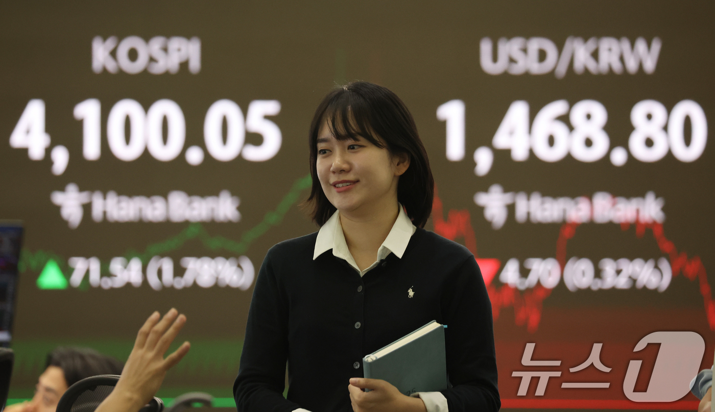 (서울=뉴스1) 김명섭 기자 = 5일 오후 서울 중구 하나은행 딜링룸 전광판에 시황과 원달러 환율이 보이고 있다. 이날 코스피 지수는 전 거래일 대비 71.54포인트(1.78%) …