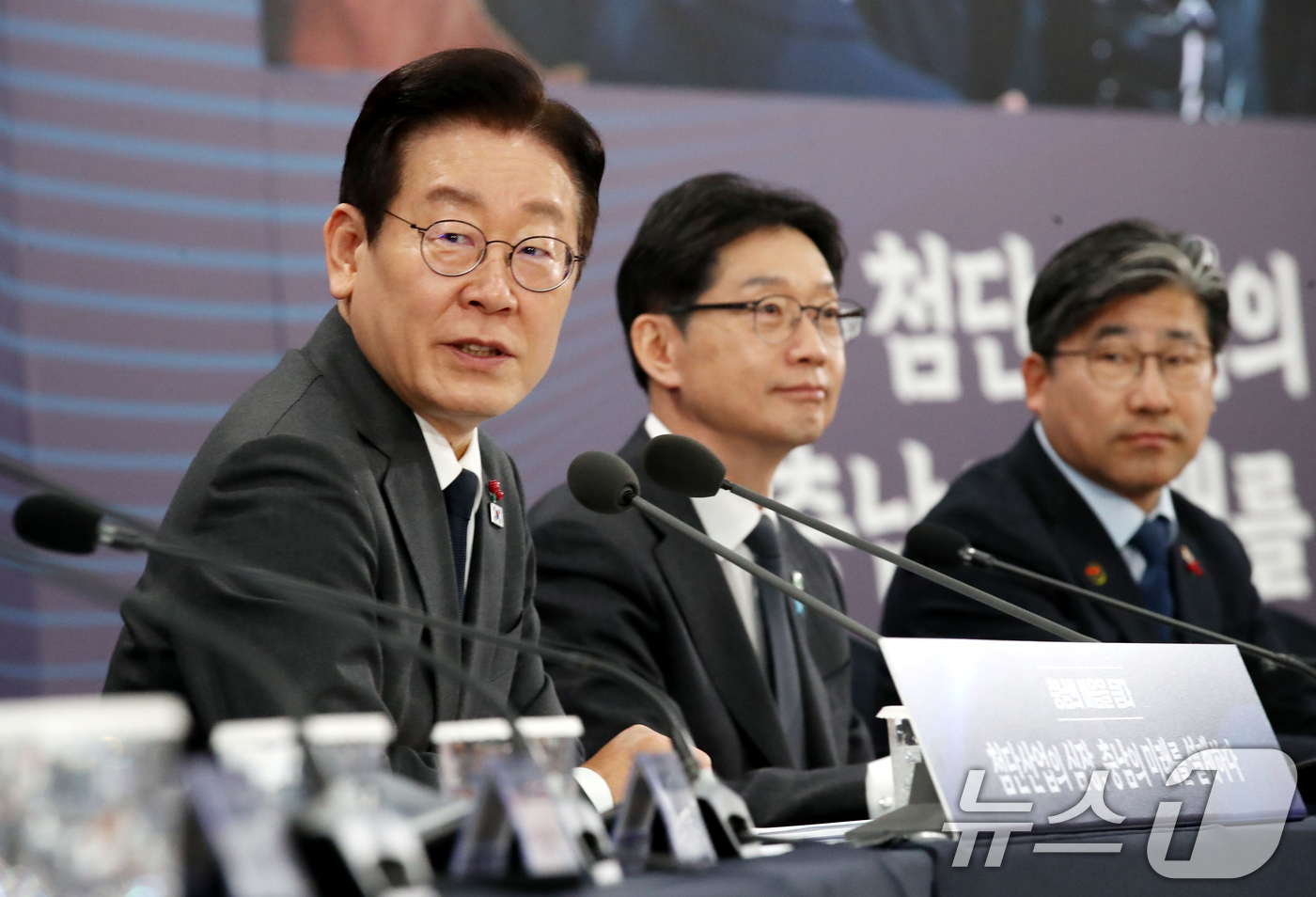 (천안=뉴스1) 대전충남사진공동취재단 = 이재명 대통령이 5일 오후 충남 천안 한국기술교육대학교에서 열린 ‘충남의 마음을 담다’ 타운홀미팅 간담회에서 발언을 하고 있다.  2025 …