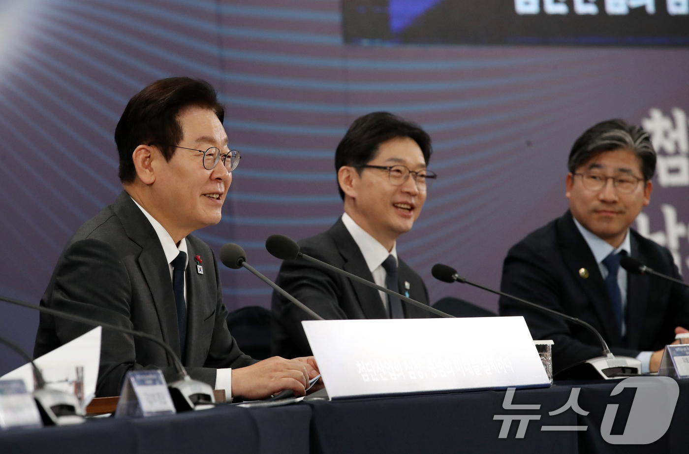 (천안=뉴스1) 대전충남사진공동취재단 = 이재명 대통령이 5일 오후 충남 천안 한국기술교육대학교에서 열린 ‘충남의 마음을 담다’ 타운홀미팅 간담회에서 인사말을 하고 있다. 2025 …