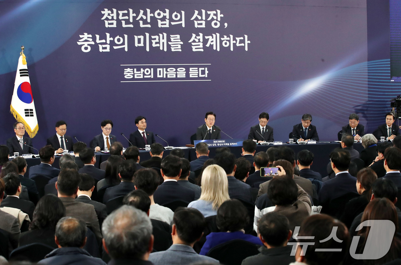 (천안=뉴스1) 대전충남사진공동취재단 = 이재명 대통령이 5일 오후 충남 천안 한국기술교육대학교에서 열린 ‘충남의 마음을 담다’ 타운홀미팅 간담회에서 발언을 하고 있다.  2025 …