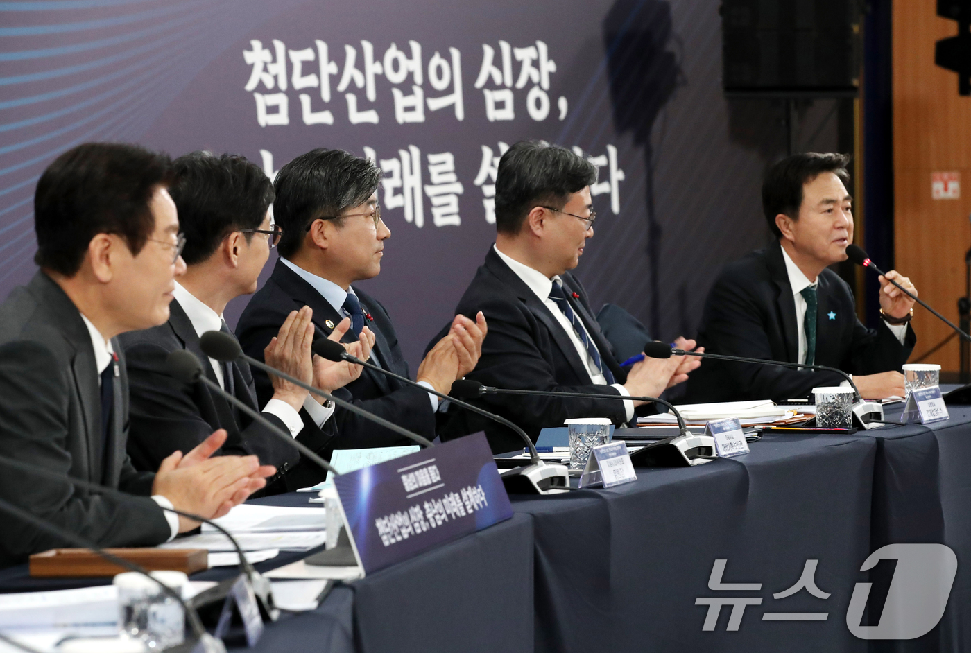 (천안=뉴스1) 대전충남사진공동취재단 = 이재명 대통령이 5일 오후 충남 천안 한국기술교육대학교에서 열린 ‘충남의 마음을 담다’ 타운홀미팅 간담회에 참석한 가운데 김태흠 충남도지사 …