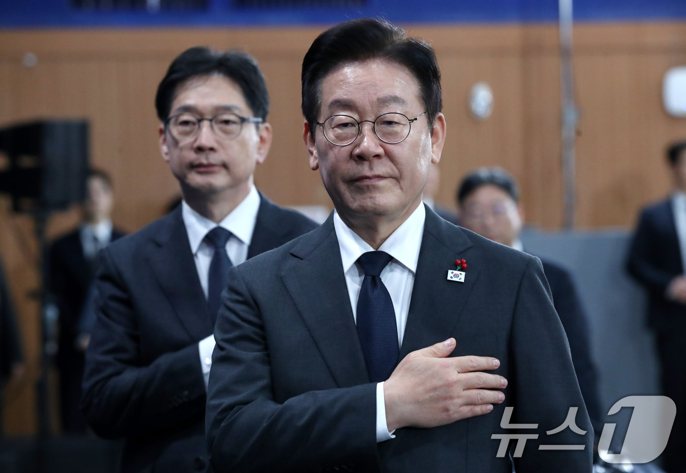 (천안=뉴스1) 대전충남사진공동취재단 = 이재명 대통령이 5일 오후 충남 천안 한국기술교육대학교에서 열린 ‘충남의 마음을 담다’ 타운홀미팅 간담회 앞서 국기에 대한 경례를 하고 있 …