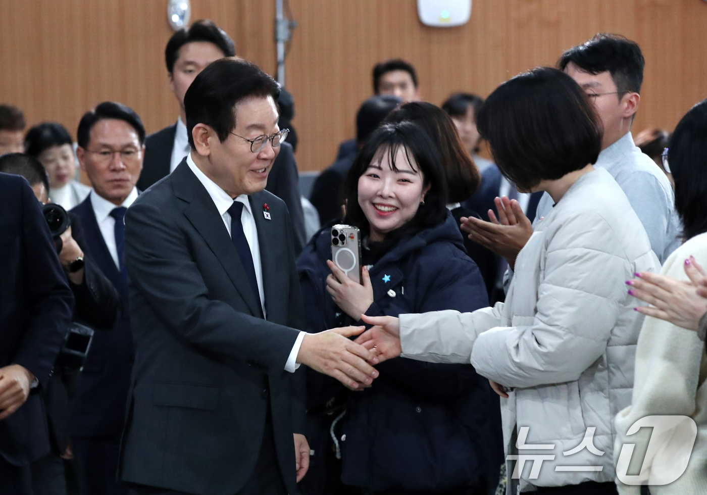 (천안=뉴스1) 대전충남사진공동취재단 = 이재명 대통령이 5일 오후 충남 천안 한국기술교육대학교에서 열린 ‘충남의 마음을 담다’ 타운홀미팅 간담회 입장하며 참석자들과 악수하고 있따 …