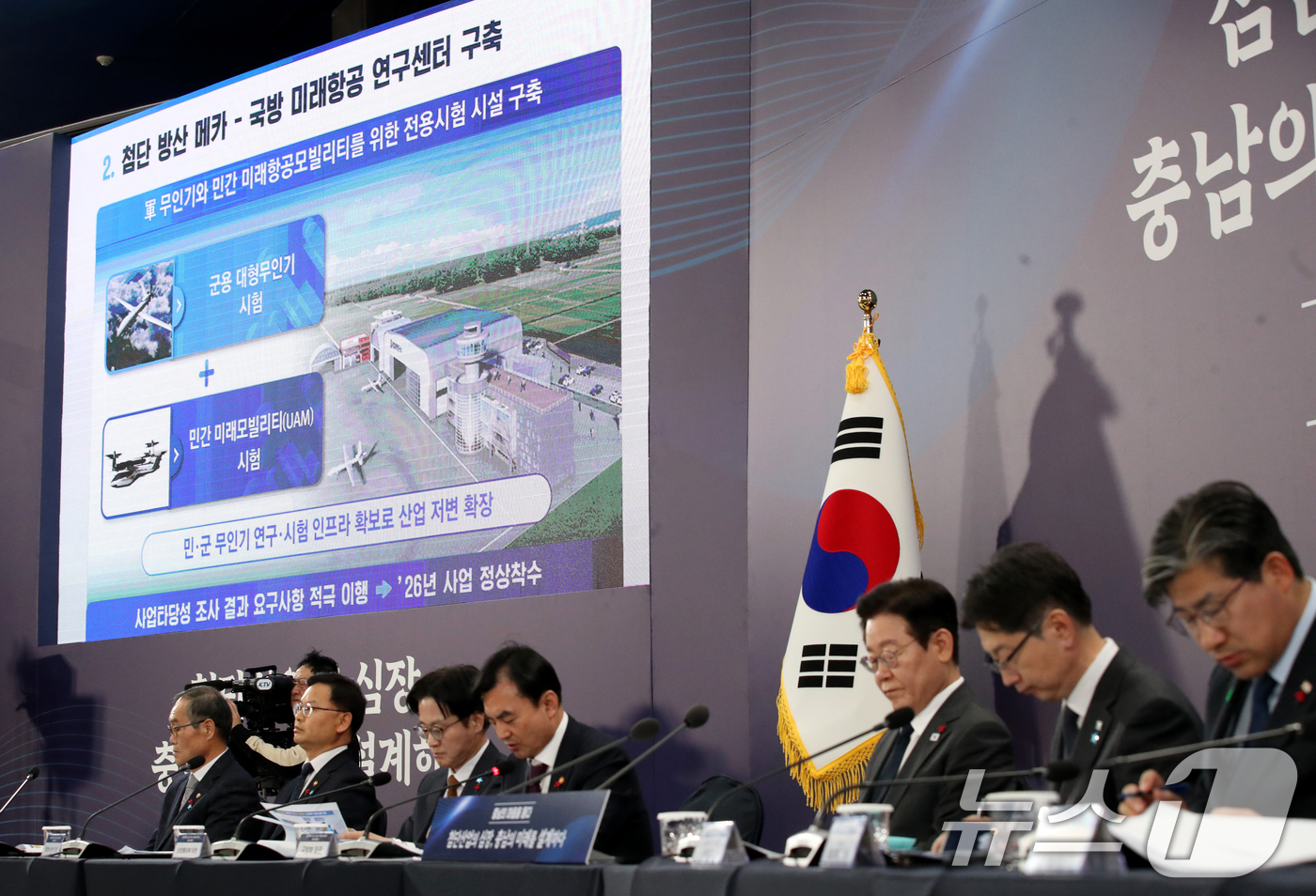 (천안=뉴스1) 대전충남사진공동취재단 = 이재명 대통령이 5일 오후 충남 천안 한국기술교육대학교에서 열린 ‘충남의 마음을 담다’ 타운홀미팅 간담회에서 안규백 국방부장관의 설명을 듣 …