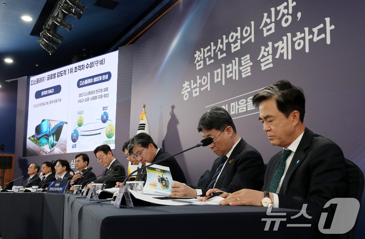 (천안=뉴스1) 대전충남사진공동취재단 = 이재명 대통령이 5일 오후 충남 천안 한국기술교육대학교에서 열린 ‘충남의 마음을 담다’ 타운홀미팅 간담회에서 참석자들의 발언을 듣고 있다. …