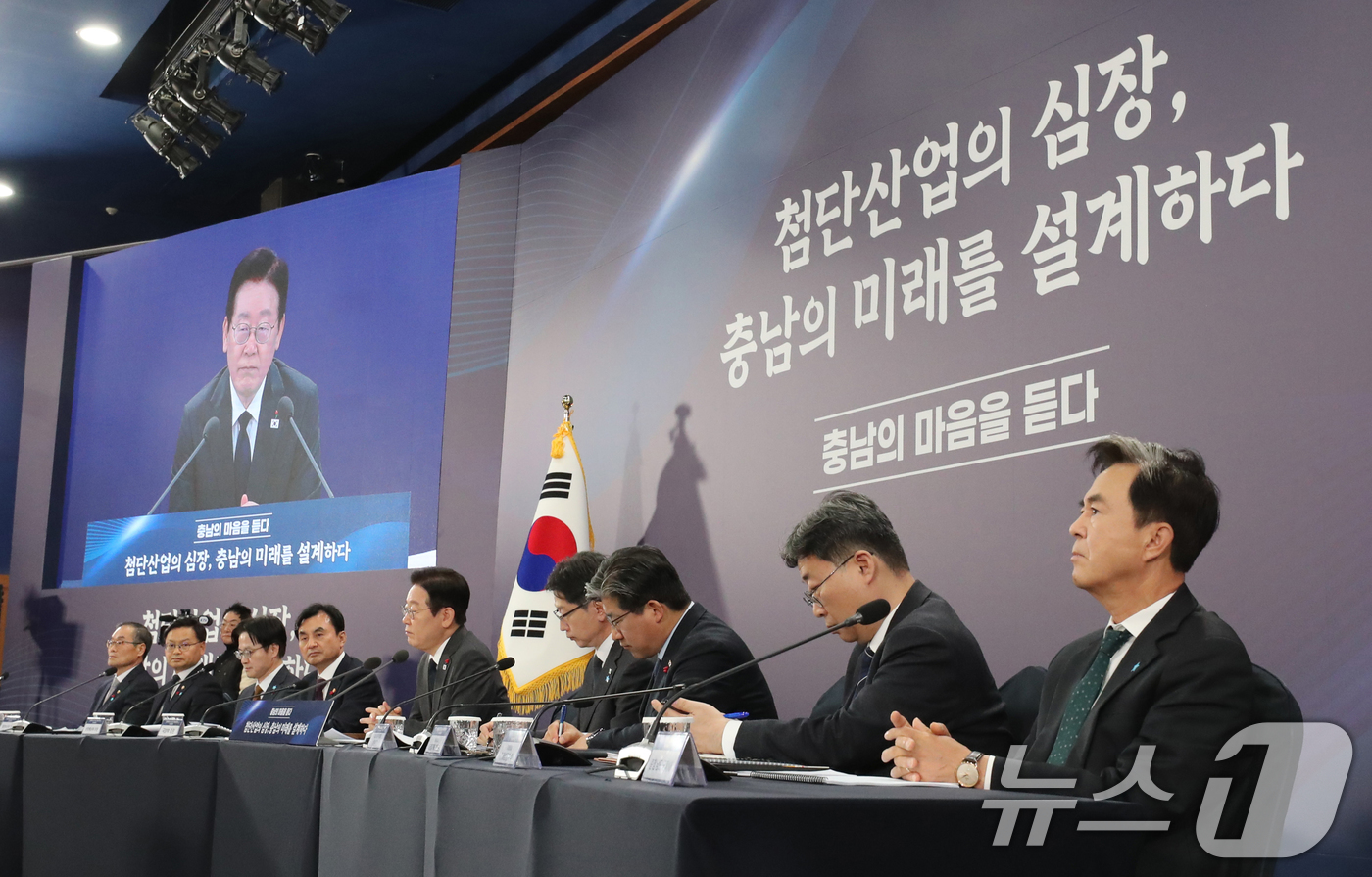 (천안=뉴스1) 대전충남사진공동취재단 = 이재명 대통령이 5일 오후 충남 천안 한국기술교육대학교에서 열린 ‘충남의 마음을 담다’ 타운홀미팅 간담회에서 참석자들의 인사말을 듣고 있다 …