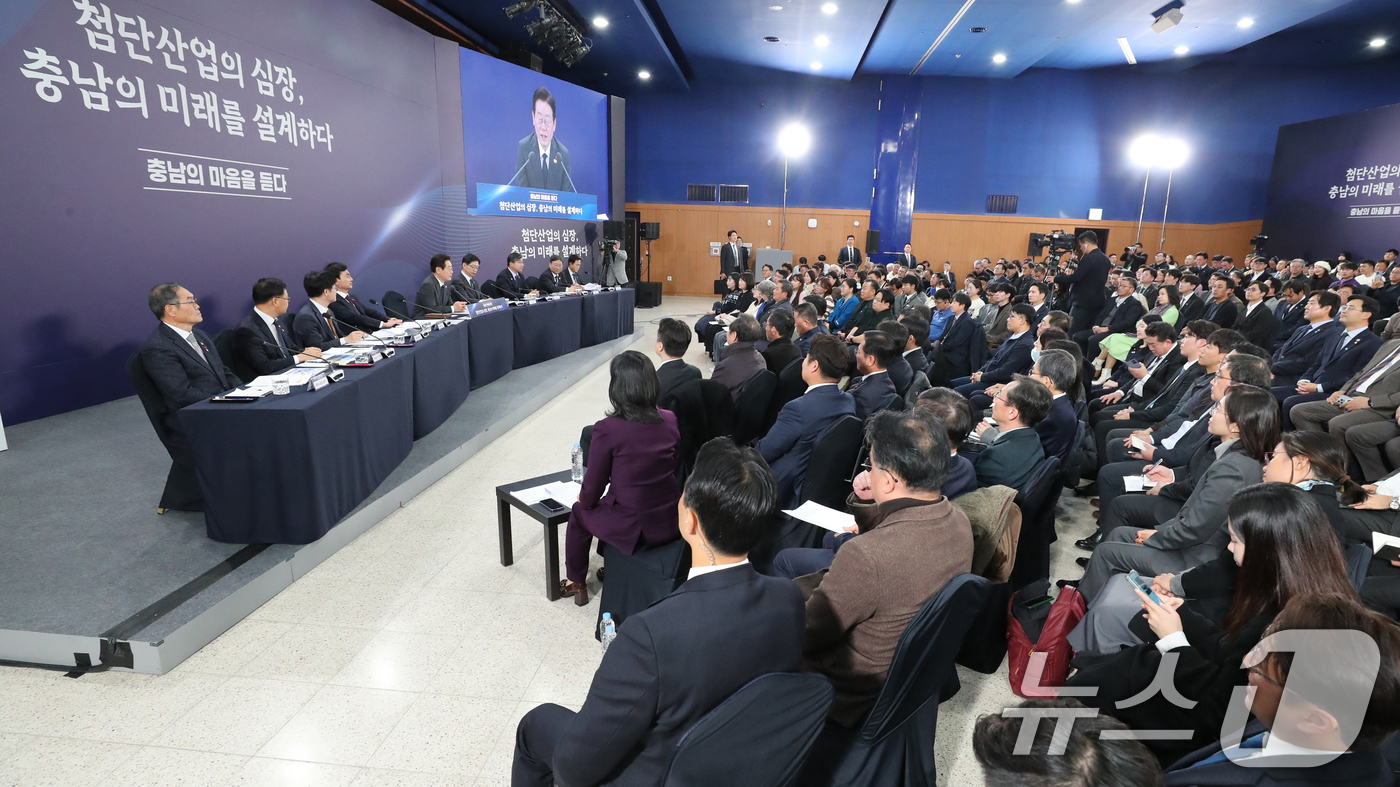 (천안=뉴스1) 대전충남사진공동취재단 = 이재명 대통령이 5일 오후 충남 천안 한국기술교육대학교에서 열린 ‘충남의 마음을 담다’ 타운홀미팅 간담회에서 발언을 하고 있다. 2025. …