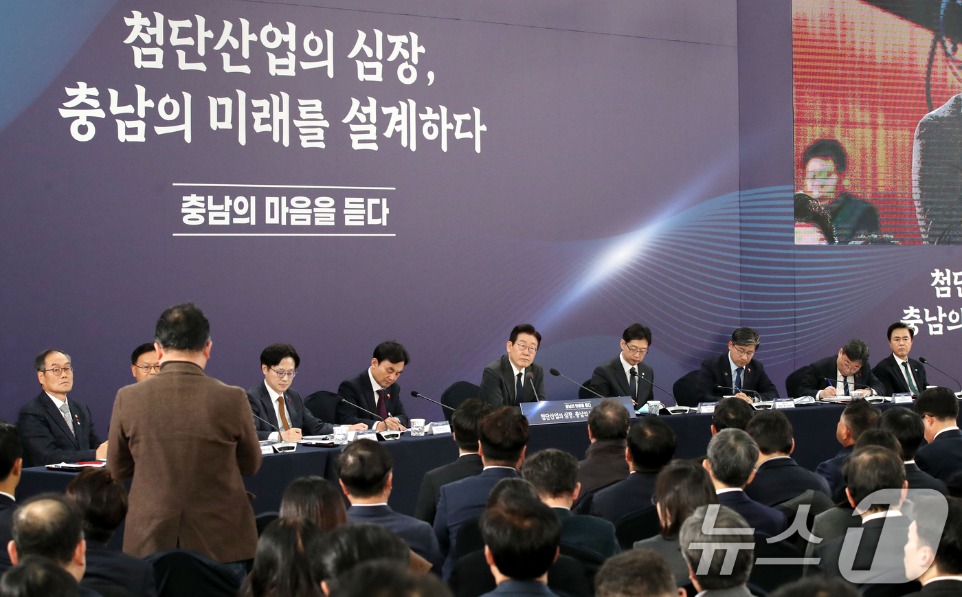 (천안=뉴스1) 대전충남사진공동취재단 = 이재명 대통령이 5일 오후 충남 천안 한국기술교육대학교에서 열린 ‘충남의 마음을 담다’ 타운홀미팅 간담회에서 참석자들의 질문을 듣고 있다. …