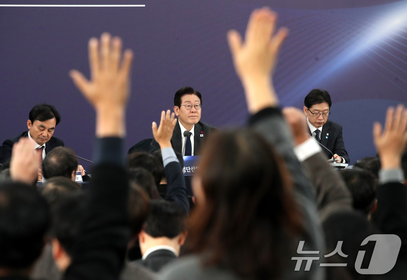 (천안=뉴스1) 대전충남사진공동취재단 = 5일 오후 충남 천안 한국기술교육대학교에서 열린 ‘충남의 마음을 담다’ 타운홀미팅 간담회에서 참석자들의 이재명 대통령에게 질문하기 위해 손 …