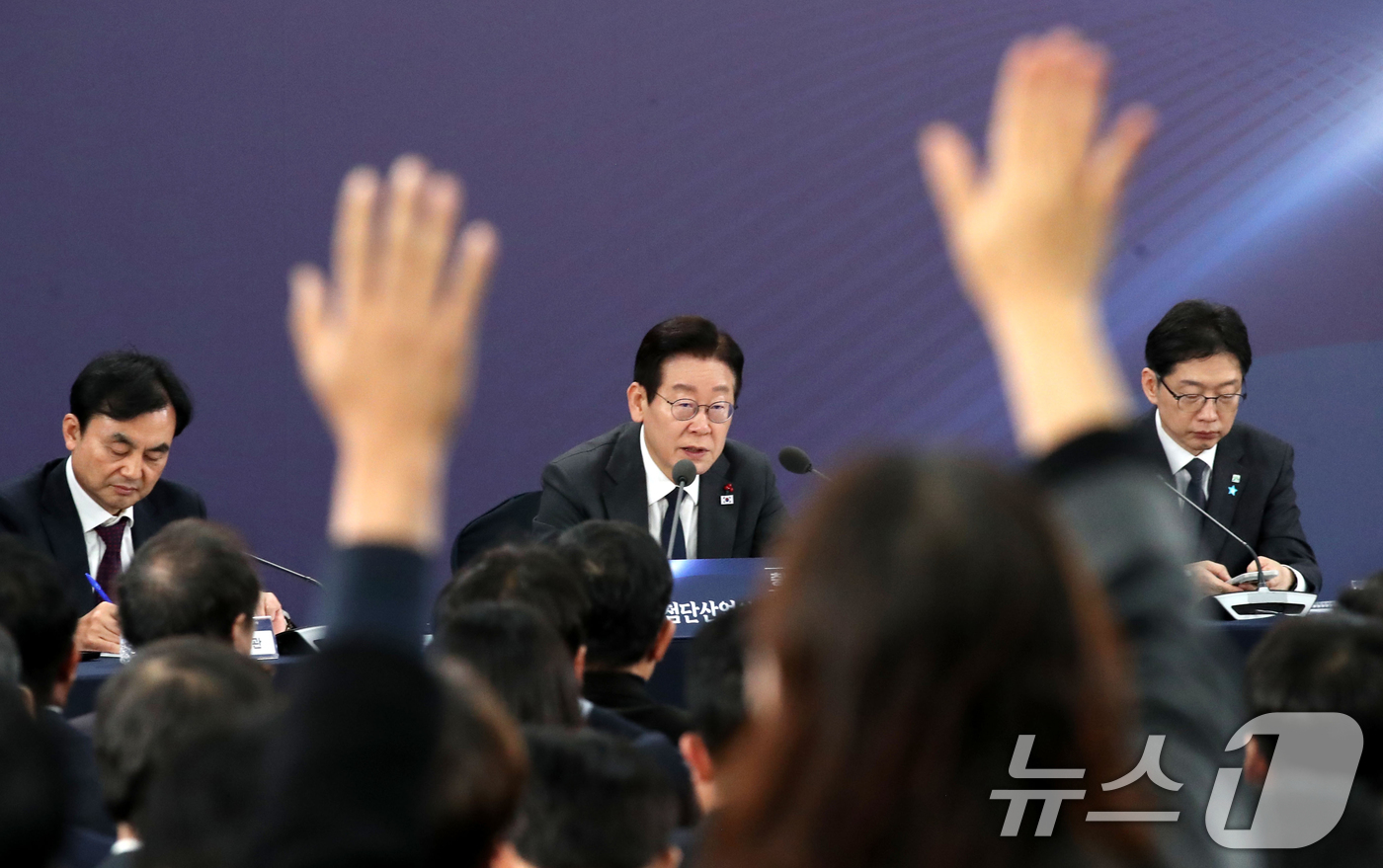 (천안=뉴스1) 대전충남사진공동취재단 = 5일 오후 충남 천안 한국기술교육대학교에서 열린 ‘충남의 마음을 담다’ 타운홀미팅 간담회에서 참석자들의 이재명 대통령에게 질문하기 위해 손 …