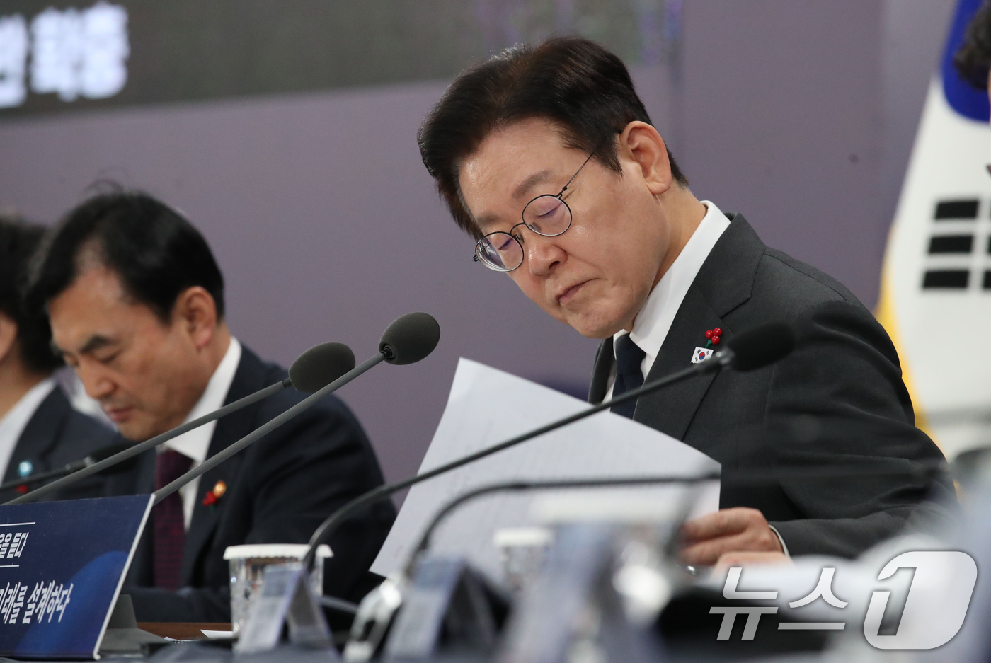 (천안=뉴스1) 대전충남사진공동취재단 = 이재명 대통령이 5일 오후 충남 천안 한국기술교육대학교에서 열린 ‘충남의 마음을 담다’ 타운홀미팅 간담회에서 자료를 살펴보고 있다. 202 …