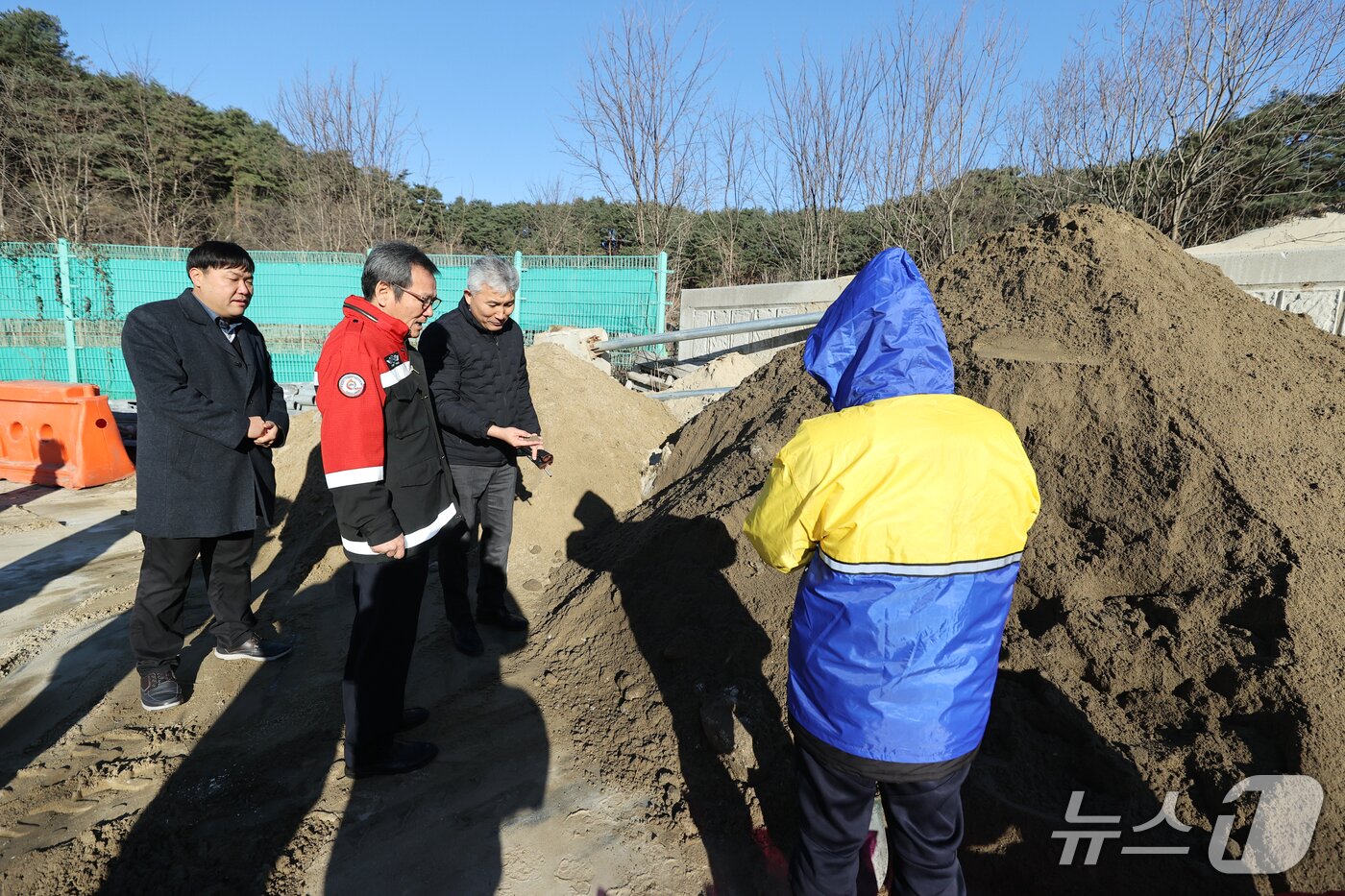 본문 이미지 - 김홍규 강원 강릉시장이 5일 대전동 제설 전진기지를 방문해 제설 정비와 자재 준비 상황을 점검하고 있다.&#40;강릉시 제공, 재판매 및 DB 금지&#41; 2025.12.5/뉴스1