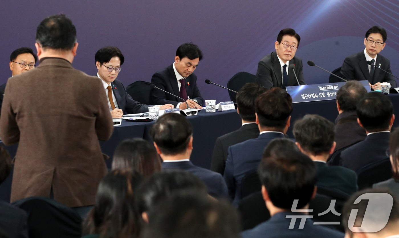 (천안=뉴스1) 대전충남사진공동취재단 = 이재명 대통령이 5일 오후 충남 천안 한국기술교육대학교에서 열린 ‘충남의 마음을 담다’ 타운홀미팅 간담회에서 참석자들의 질문을 듣고 있다. …