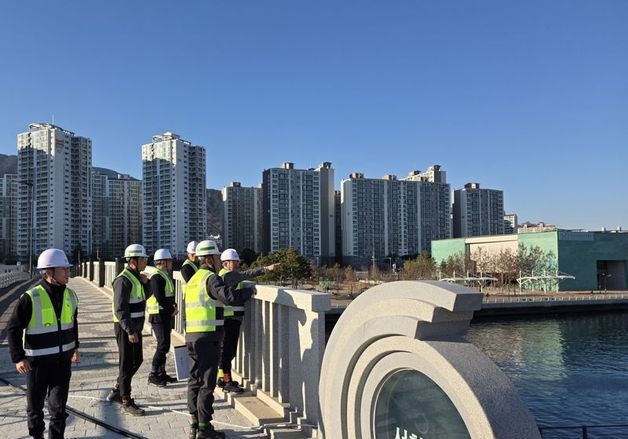 "겨울철 안전 강화"…HDC현산 경영진, 마산해양신도시 공사장 점검