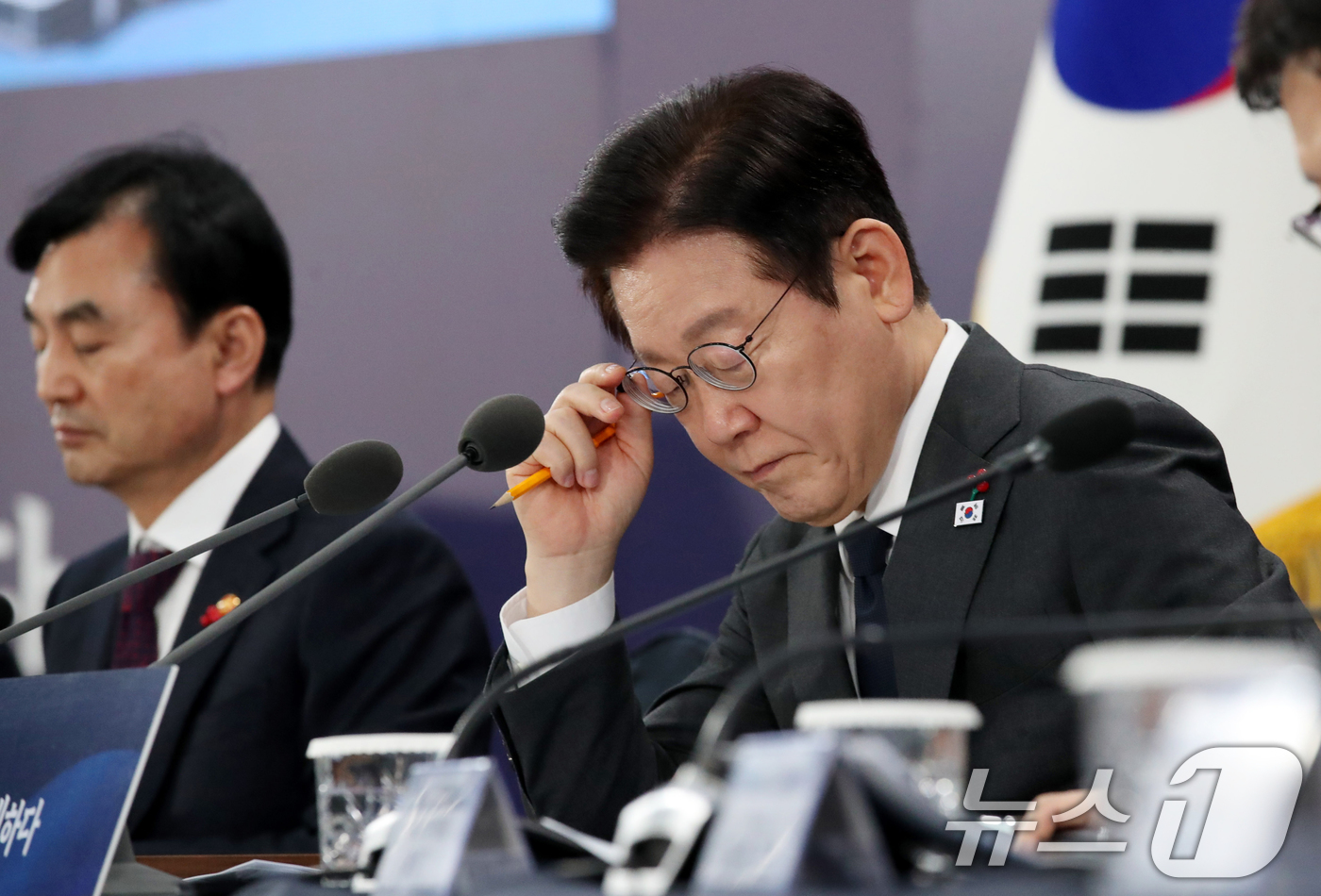 (천안=뉴스1) 대전충남사진공동취재단 = 이재명 대통령이 5일 오후 충남 천안 한국기술교육대학교에서 열린 ‘충남의 마음을 담다’ 타운홀미팅 간담회에서 참석자들의 발언을 듣고 있다. …