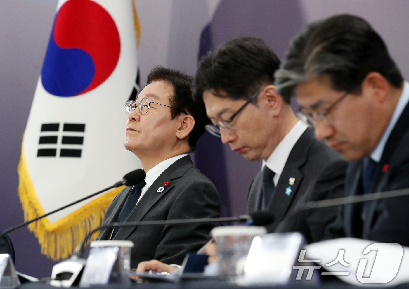 (천안=뉴스1) 대전충남사진공동취재단 = 이재명 대통령이 5일 오후 충남 천안 한국기술교육대학교에서 열린 ‘충남의 마음을 담다’ 타운홀미팅 간담회에서 참석자들의 발언을 듣고 있다. …