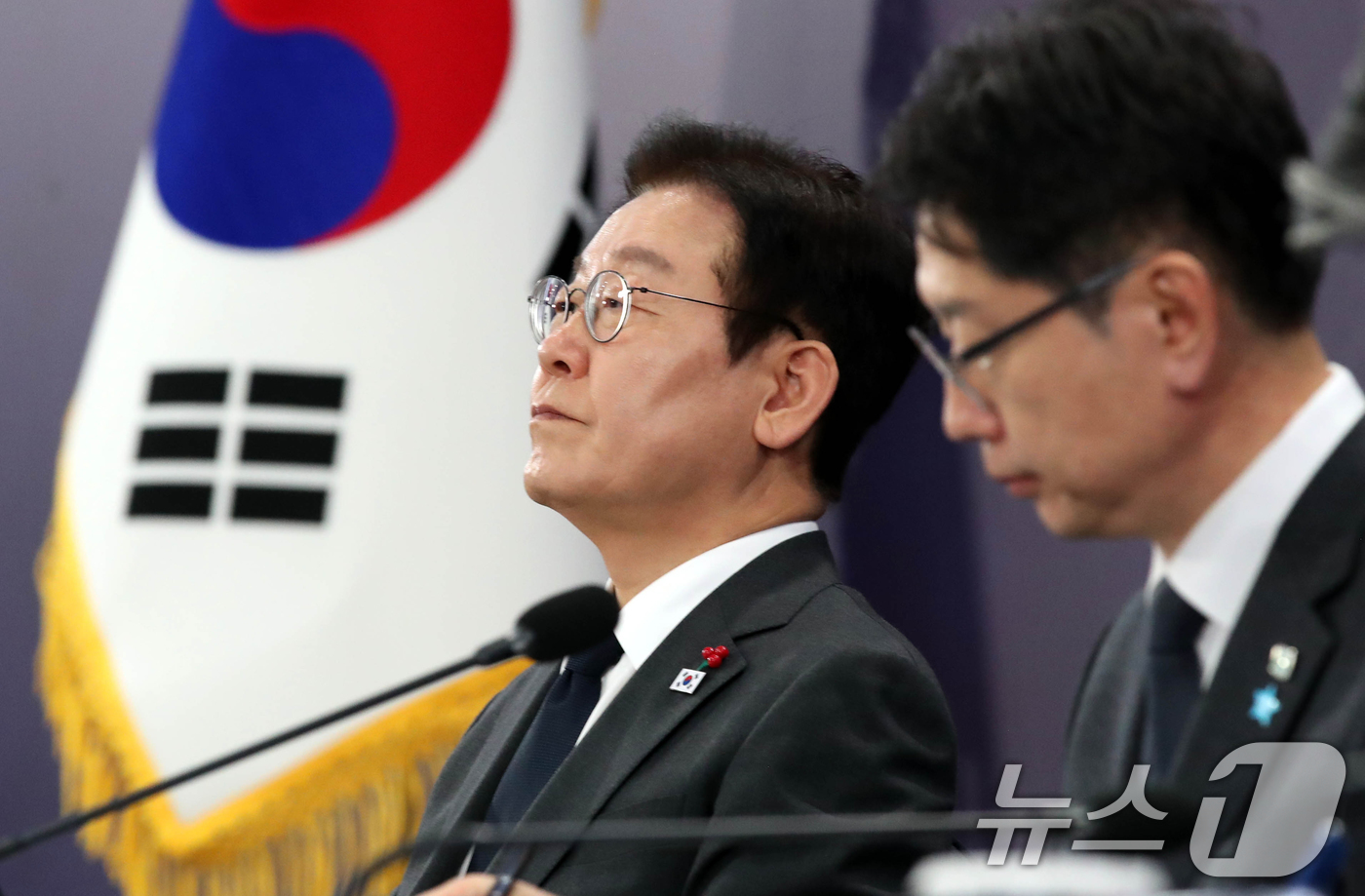 (천안=뉴스1) 대전충남사진공동취재단 = 이재명 대통령이 5일 오후 충남 천안 한국기술교육대학교에서 열린 ‘충남의 마음을 담다’ 타운홀미팅 간담회에서 참석자들의 발언을 듣고 있다. …