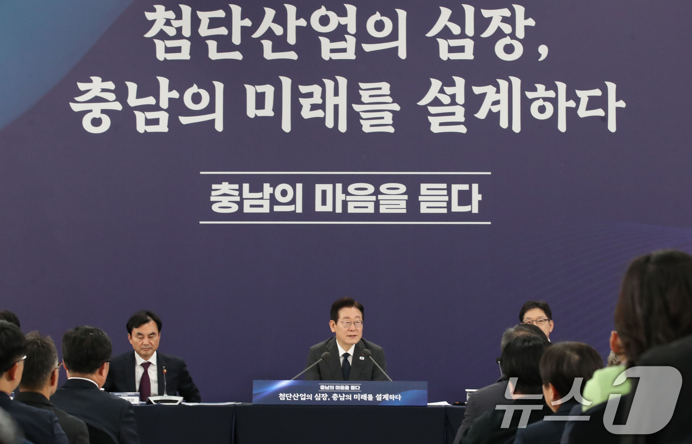 (천안=뉴스1) 대전충남사진공동취재단 = 이재명 대통령이 5일 오후 충남 천안 한국기술교육대학교에서 열린 ‘충남의 마음을 담다’ 타운홀미팅 간담회에서 발언하고 있다. 2025.12 …