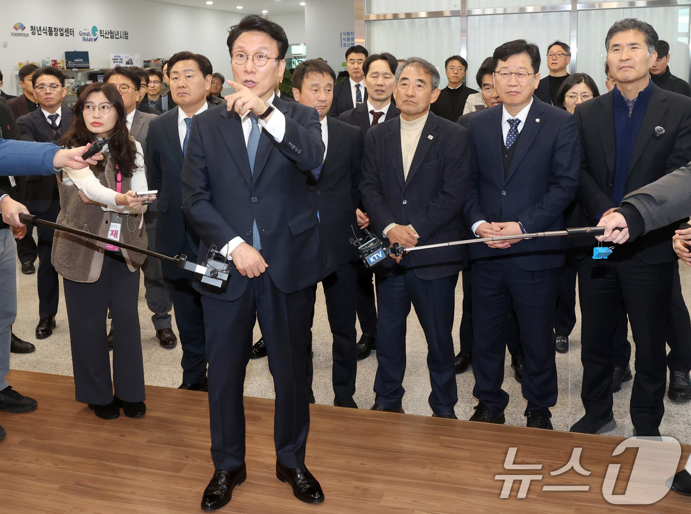 (전주=뉴스1) = 김민석 국무총리가 5일 전북 익산시 한국식품산업클러스터진흥원 청년식품창업센터에 방문해 이덕호 이사장으로부터 보고를 받고 질의를 하고 있다. (전북사진기자단) 2 …