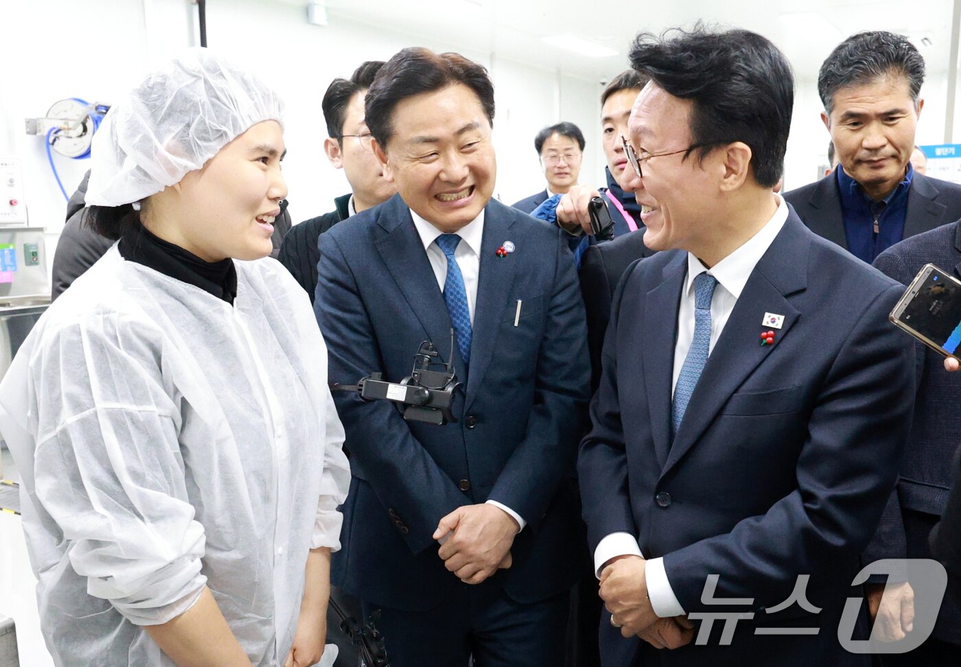본문 이미지 - 김민석 국무총리&#40;오른쪽&#41;가 5일 전북 익산시 한국식품산업클러스터진흥원 청년식품창업센터에 방문해 창업센터 시찰을 하고 있다. &#40;전북사진기자단&#41; 2025.12.5/뉴스1