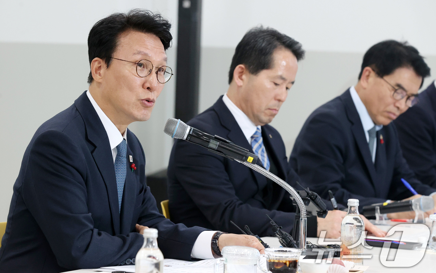 (익산=뉴스1) = 김민석 국무총리가 5일 전북 익산시 한국식품산업클러스터진흥원 청년식품창업센터에 방문해 청년식품 기업 대표들과 간담회를 하고 있다. (전북사진기자단)  2025. …