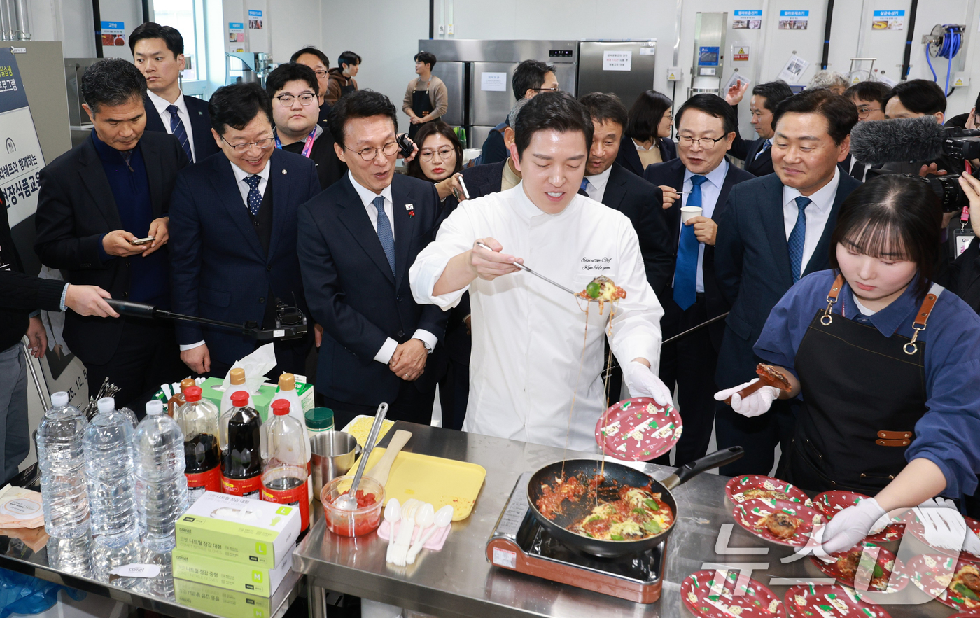 (익산=뉴스1) = 김민석 국무총리가 5일 전북 익산시 한국식품산업클러스터진흥원 청년식품창업센터에 방문해 창업센터 시찰을 하고 있다. (전북사진기자단) 2025.12.5/뉴스1