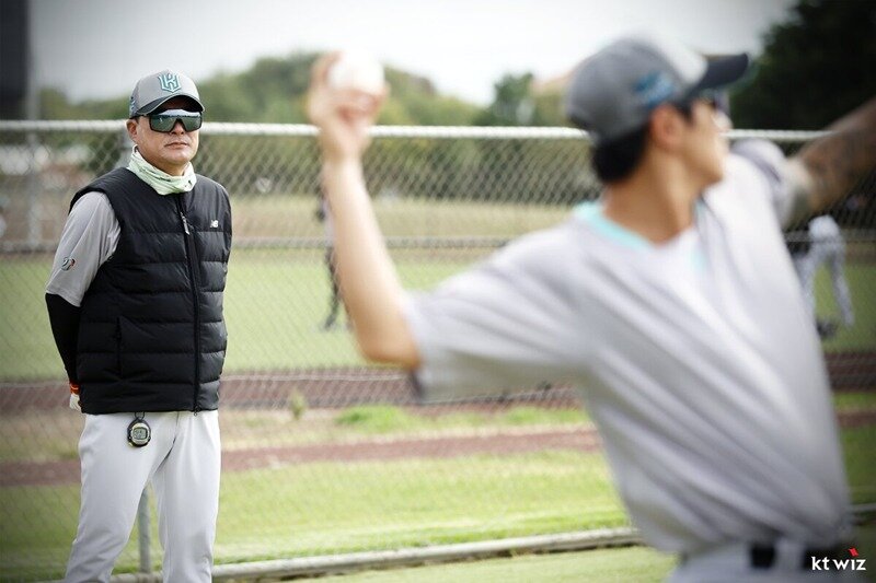 본문 이미지 - KT 위즈 코치 시절의 이종범 한국프로야구 은퇴선수협회 회장. &#40;KT 위즈 제공&#41;