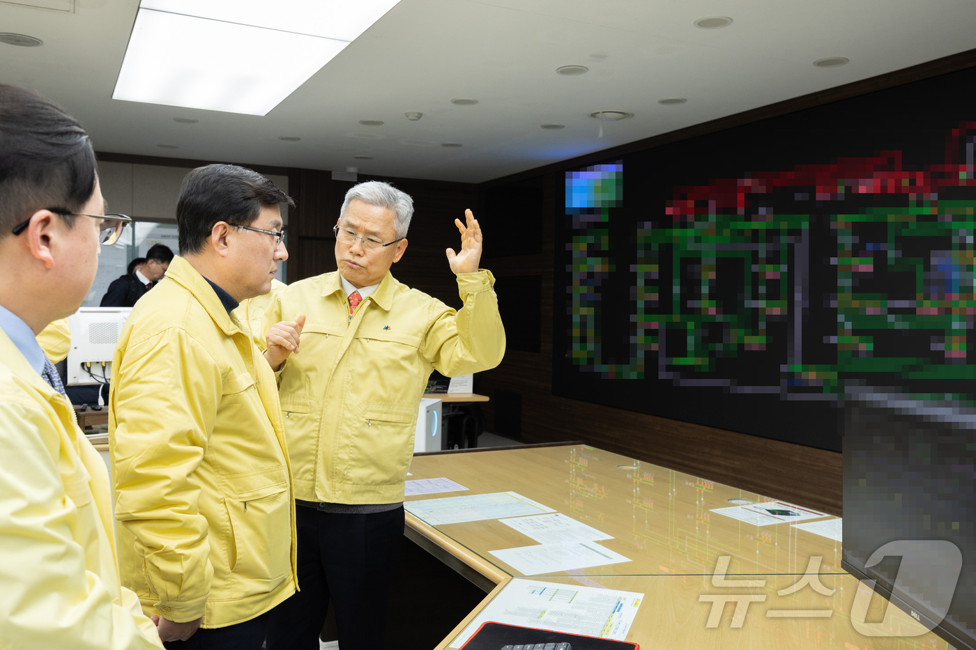 (서울=뉴스1) = 김성환 기후에너지환경부장관이 5일 서울 여의도 한국전력공사 남서울본부에서 남서울지역 계통운영상황을 점검하고 안정적 계통운영을 당부하고 있다. (기후에너지환경부 …