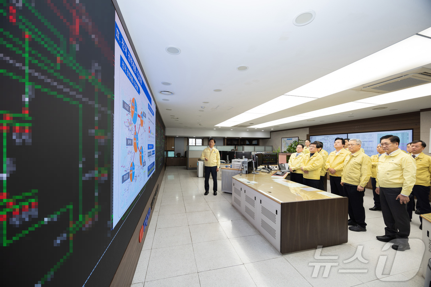 (서울=뉴스1) = 김성환 기후에너지환경부장관이 5일 서울 여의도 한국전력공사 남서울본부에서 남서울지역 계통운영상황을 점검하고 안정적 계통운영을 당부하고 있다. (기후에너지환경부 …