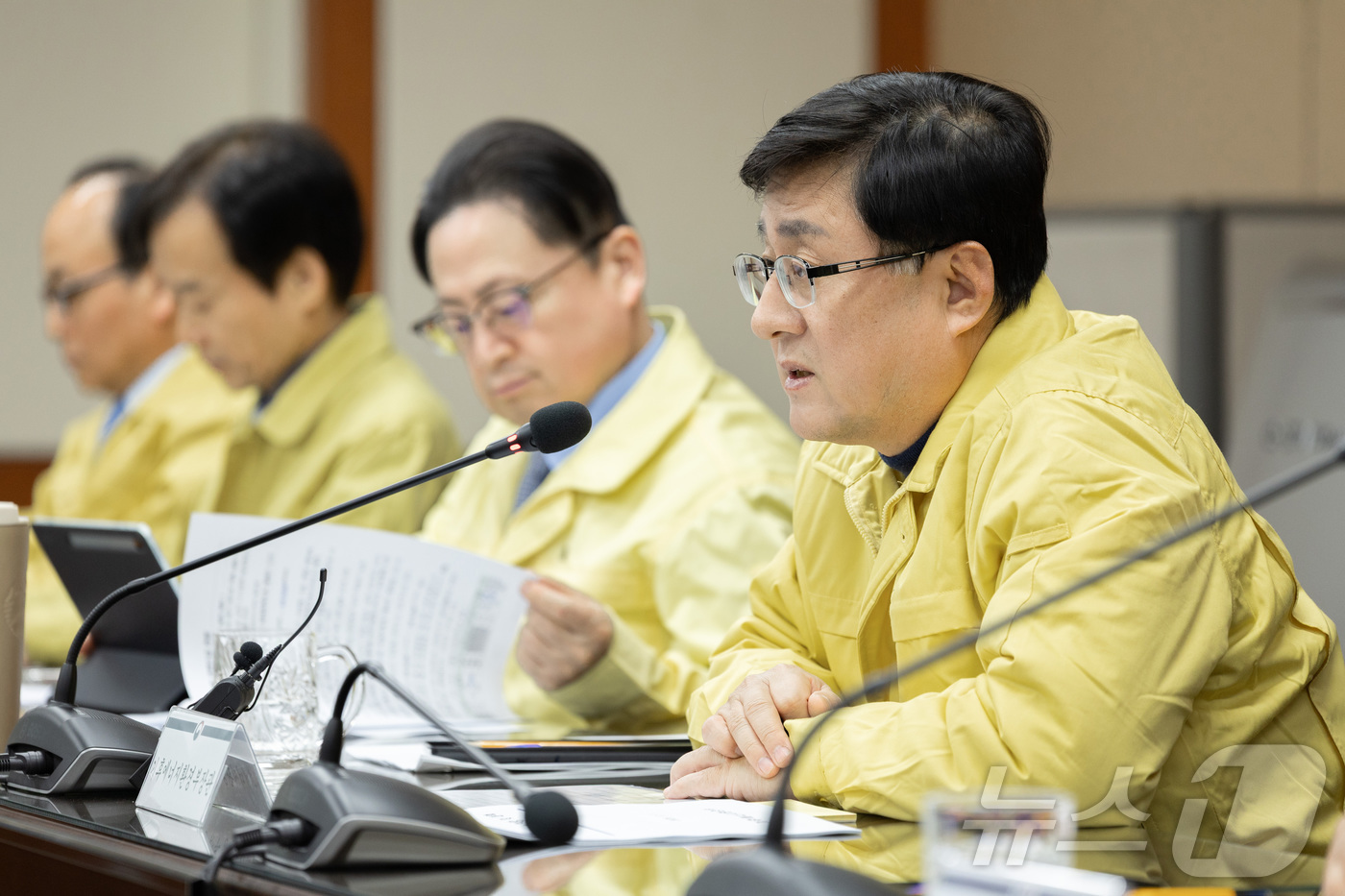 (서울=뉴스1) = 김성환 기후에너지환경부장관이 5일 서울 여의도 한국전력공사 남서울본부에서 겨울철 전력수급 대책회의를 주재하고, 기관별 준비 상황을 점검하고 있다. (기후에너지환 …