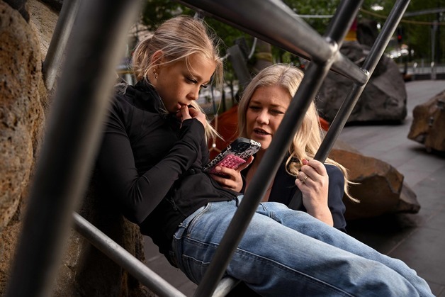 호주, '청소년 SNS 금지' 앞두고…틱톡 "미성년 계정 전면 비활성화"