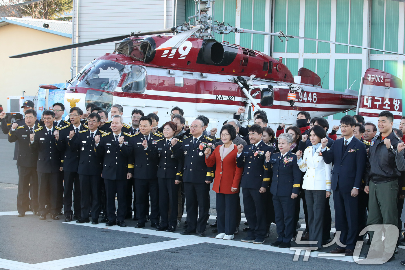 (대구=뉴스1) 공정식 기자 = 5일 오후 대구 공군기지 내 대구119특수대응단 격납고에서 열린 '대구119항공대 창설 30주년 기념식'에 참석한 내빈과 소방 관계자들이 기념촬영을 …