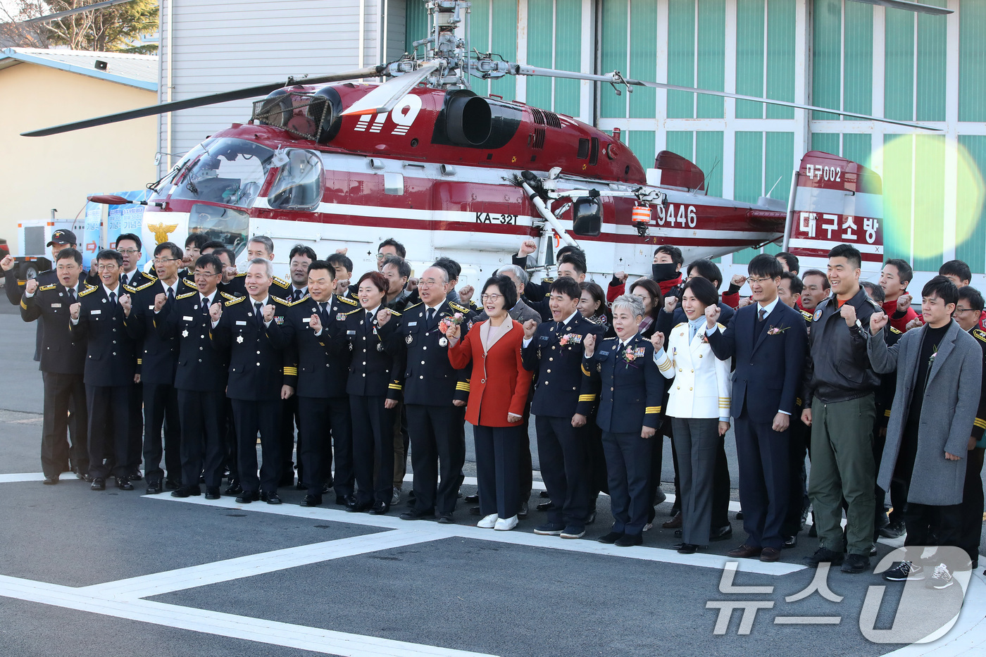 (대구=뉴스1) 공정식 기자 = 5일 오후 대구 공군기지 내 대구119특수대응단 격납고에서 열린 '대구119항공대 창설 30주년 기념식'에 참석한 내빈과 소방 관계자들이 기념촬영을 …