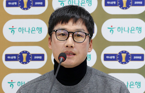 질문에 답하는 이정효 광주FC 감독