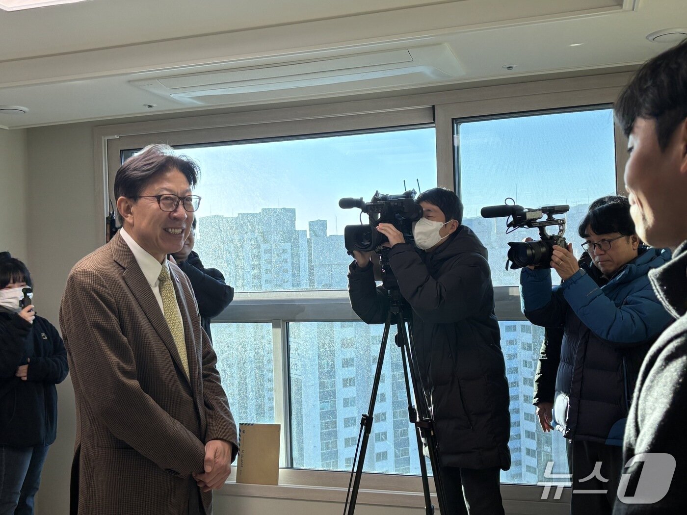 본문 이미지 - 5일 해수부 가족동반 이주 가정을 방문한 박형준 부산시장이 해수부 직원과 인사를 나누고 있다. 2025.12.5. ⓒ 뉴스1 홍윤 기자