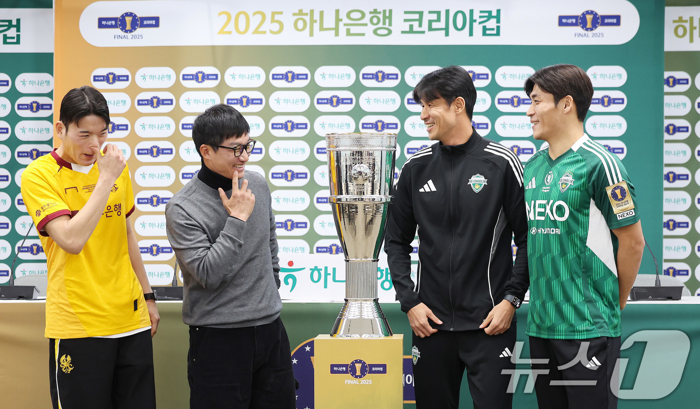 (서울=뉴스1) 박지혜 기자 = 5일 서울 마포구 서울월드컵경기장에서 열린 2025 하나은행 코리아컵 공식 기자회견에서 이정효 광주FC 감독(왼쪽부터), 이강현, 전북현대 박진섭, …