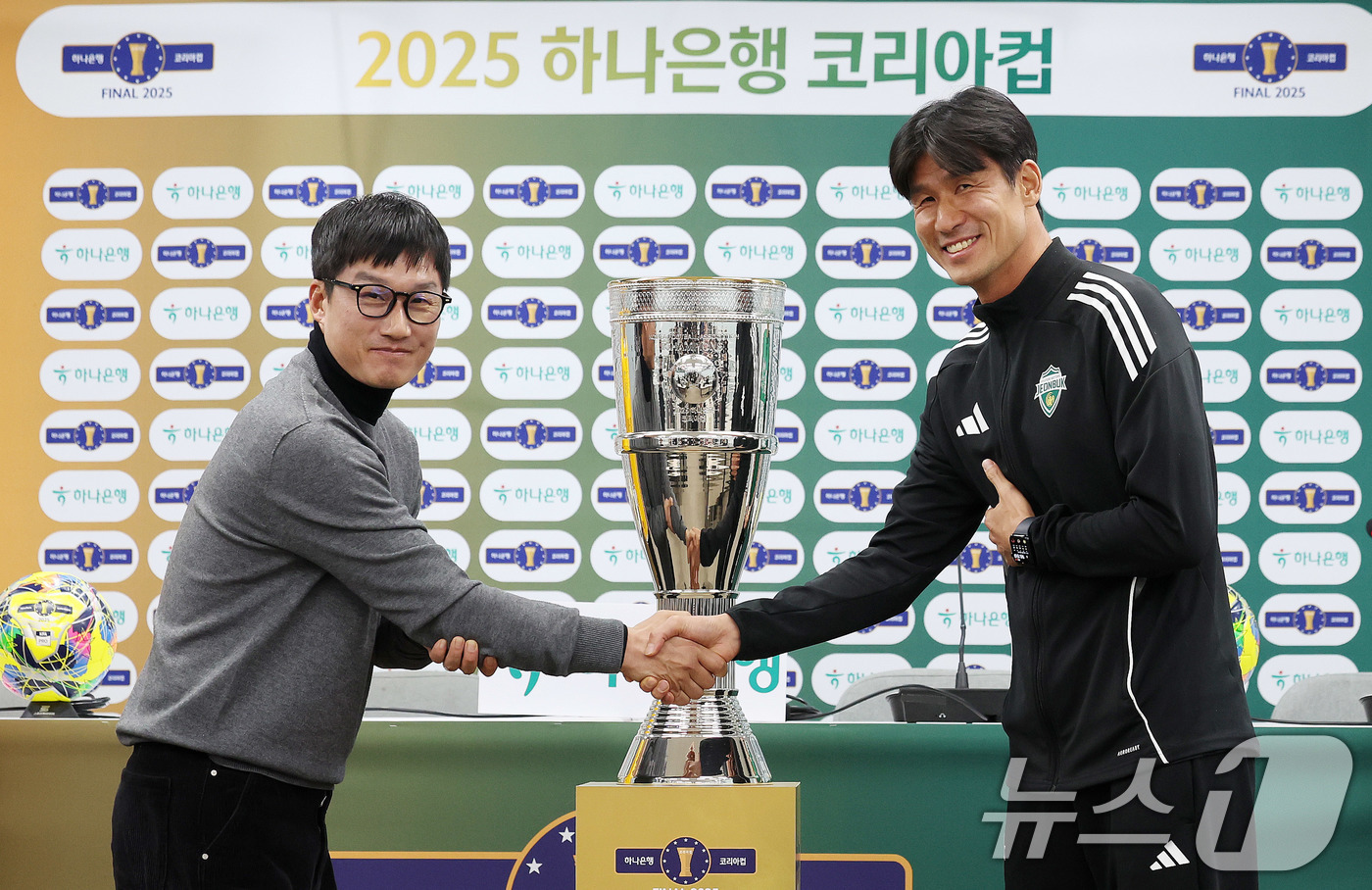 (서울=뉴스1) 박지혜 기자 = 5일 서울 마포구 서울월드컵경기장에서 열린 2025 하나은행 코리아컵 공식 기자회견에서 이정효 광주FC 감독과 정조국 전북현대 코치가 악수를 나누고 …