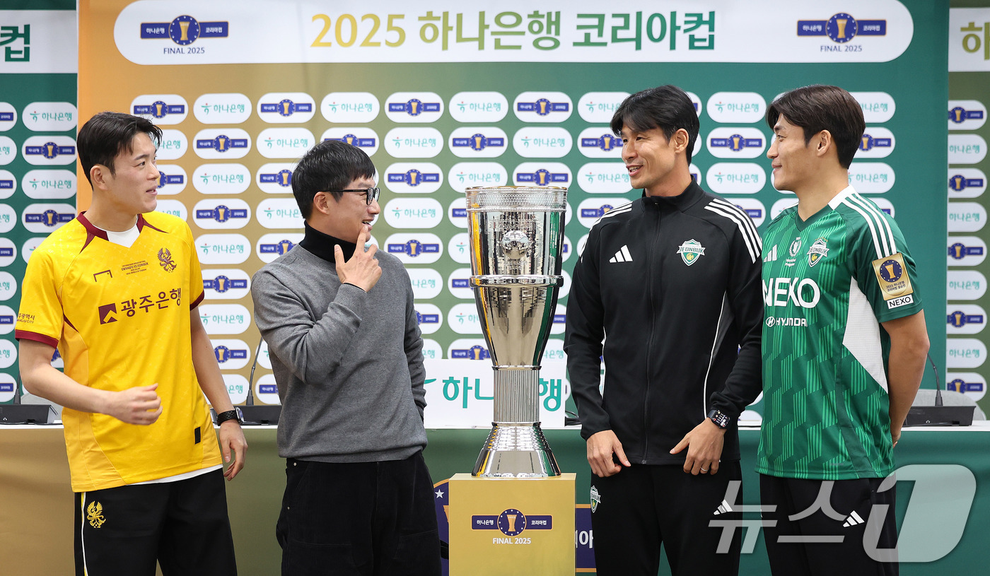 (서울=뉴스1) 박지혜 기자 = 5일 서울 마포구 서울월드컵경기장에서 열린 2025 하나은행 코리아컵 공식 기자회견에서 이정효 광주FC 감독(왼쪽부터), 이강현, 전북현대 박진섭, …