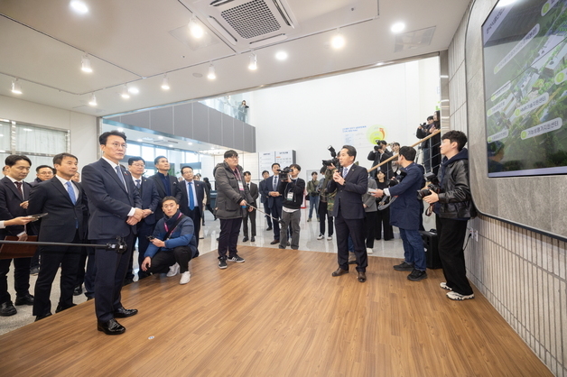 김민석 총리 '식품 도시 익산' 청년창업 현장 확인…성과 격려