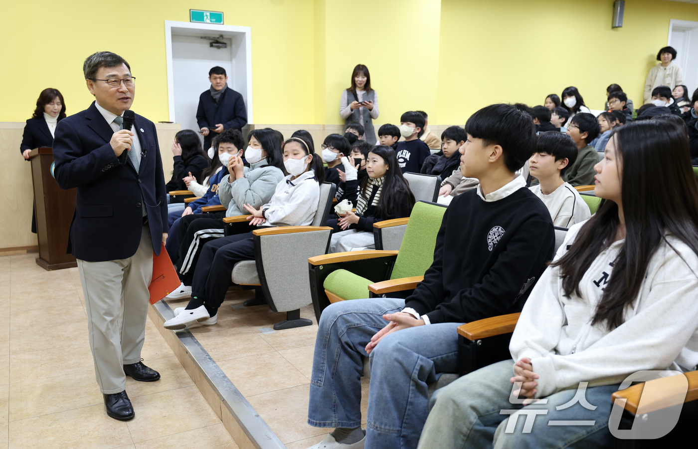 (서울=뉴스1) 김명섭 기자 = 정근식 서울시교육감이 5일 서울 노원구 연지초등학교에서 평화·통일교육을 주제로 강의하고 있다. (서울시교육청 제공. 재판매 및 DB 금지) 2025 …